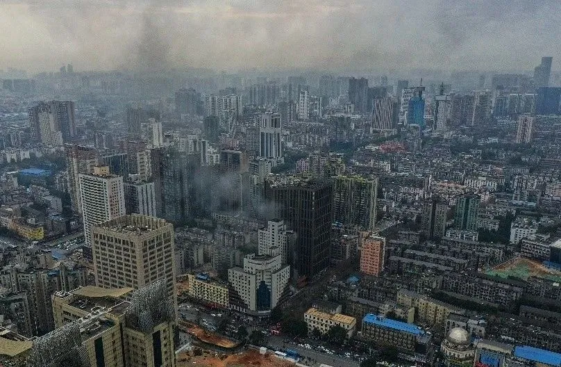 突发！长沙一银行大楼发生火灾，现场浓烟滚滚