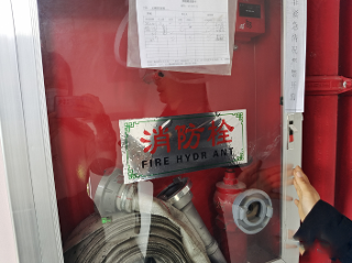 上饶一居民楼起火，消防通道被锁、消防栓没水！责任应该谁来担？